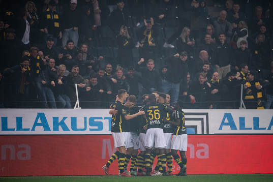 s spelare jublar med Nabil Bahoui