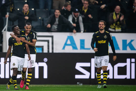 s Erick Otieno och Bilal Hussein jublar