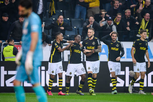 s Erick Otieno jublar med Bilal Hussein och Alexander