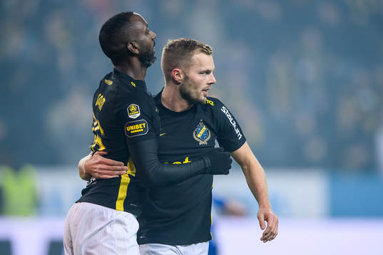 s Henok Goitom och Sebastian Larsson jublar