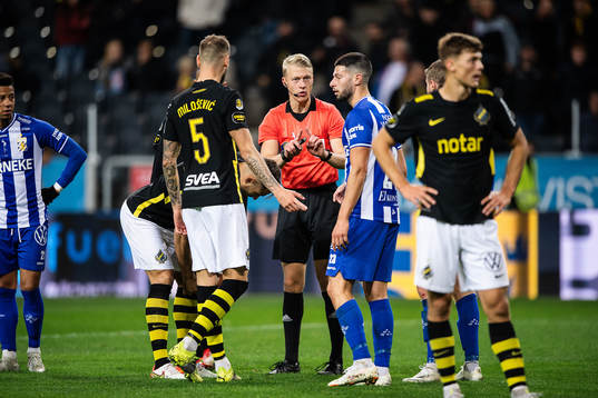 domare Adam Ladebäck i samtal med Alexander Milosevic och