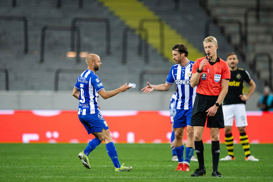 IFK Göteborgs Robin Söder lämnar över en lapp till