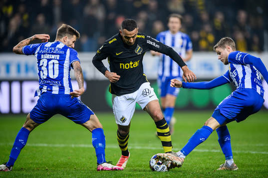 s Nabil Bahoui mot IFK Göteborgs Mattias Bjärsmyr och