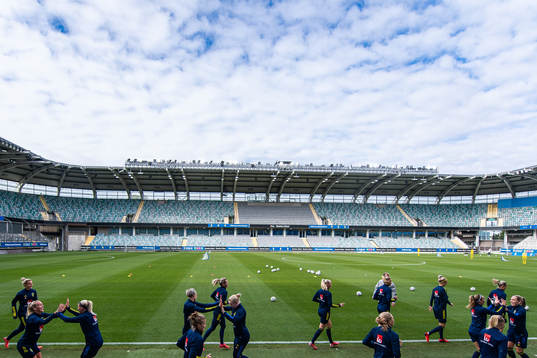 Players warm up