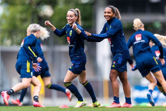 Kosovare Asllani and Madelen Janogy