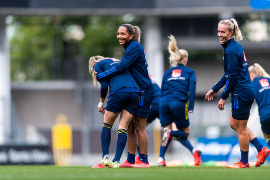 Kosovare Asllani and Madelen Janogy