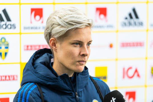 Lina Hurtig is interviewed