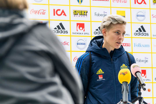 Lina Hurtig is interviewed