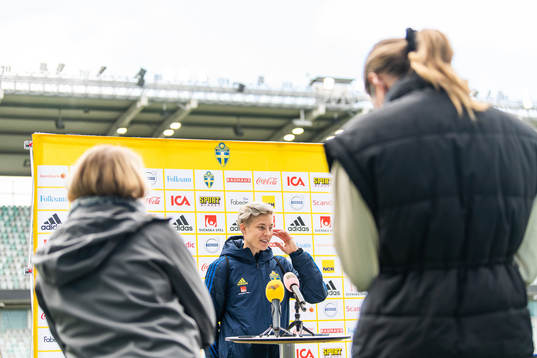 Lina Hurtig is interviewed
