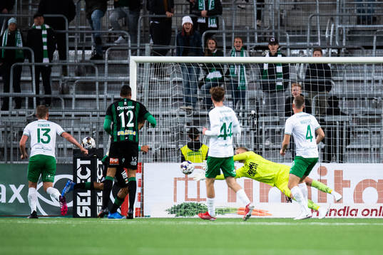 Hammarbys målvakt David Ousted med en räddning