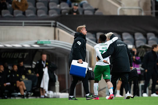 Hammarbys Akinkunmi Amoo lämnar planen skadad