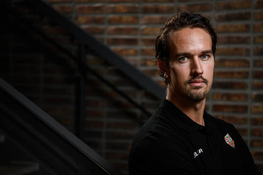 Daniel Sylwander, Modo