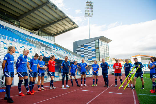 Martin Sjögren, head coach, gathers the players of the