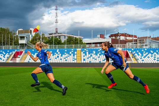 Anja Sønstevold and Guro Reiten of the Norwegian women's