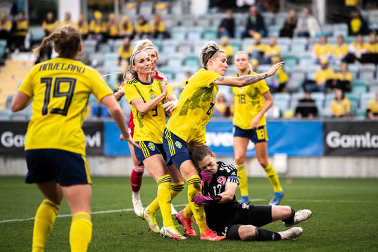 Lina Hurtig of Sweden collides with goalkeeper Tatia abunia