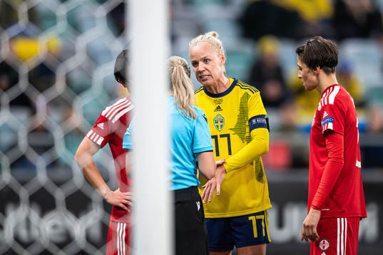 Caroline Seger of Sweden in a conversation with referee