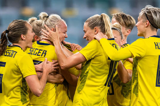 Caroline Seger celebrate with Magdalena Eriksson, Fridolina
