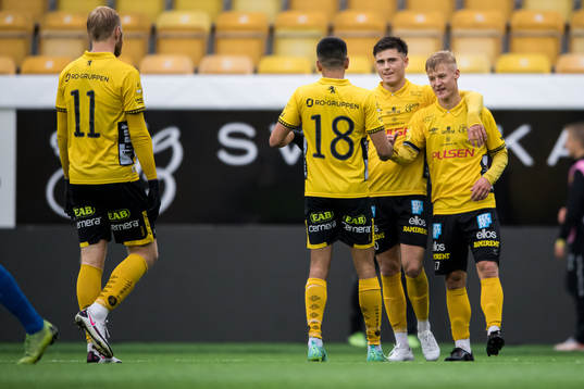 Elfsborgs Otto Valentin gratuleras av lagkamraterna