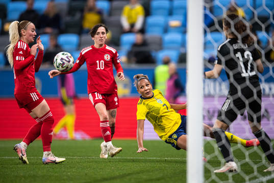 Teona Bakradze of Georgia and Madelen Janogy of Sweden