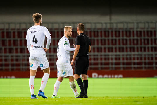 Jönköpings Sebastian Crona i samtal med domare Fredrik