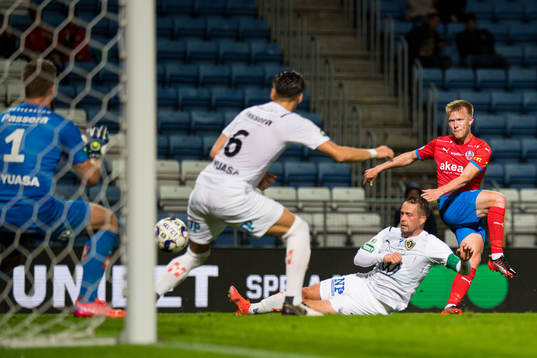 Helsingborgs Andreas Landgren skjuter mot Jönköpings