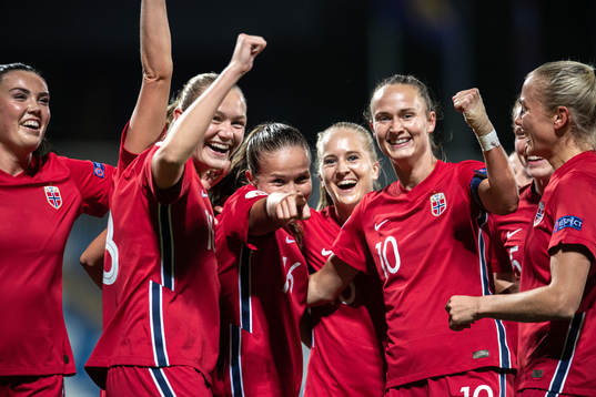 Guro Reiten, Frida Maanum, Amalie Vevle Eikeland and