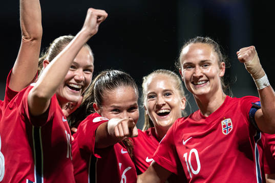 Guro Reiten, Frida Maanum, Amalie Vevle Eikeland and