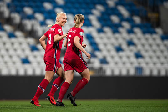 Julie Blakstad celebrate with Maria Thorisdottir of Norway