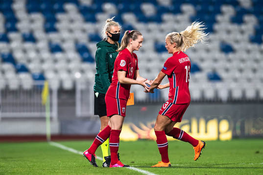 Elisabeth Terland and Guro Bergsvand of Norway