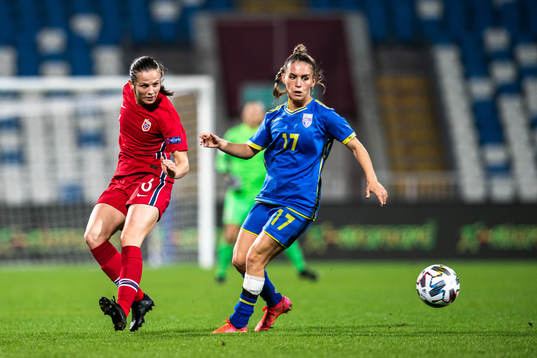 Tuva Hansen of Norway and Ereleta Memeti of Kosovo