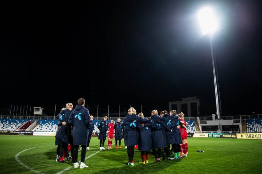 Martin Sjögren, head coach of Norway, with the players