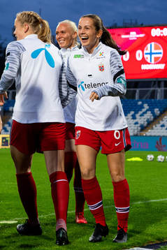 Tuva Hansen of Norway warms up