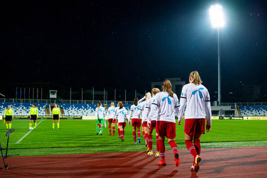 Frida Maanum and players of Norway enter the pitch