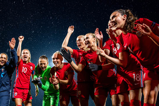 Caroline Graham Hansen, goalkeeper Cecilie Fiskerstrand,