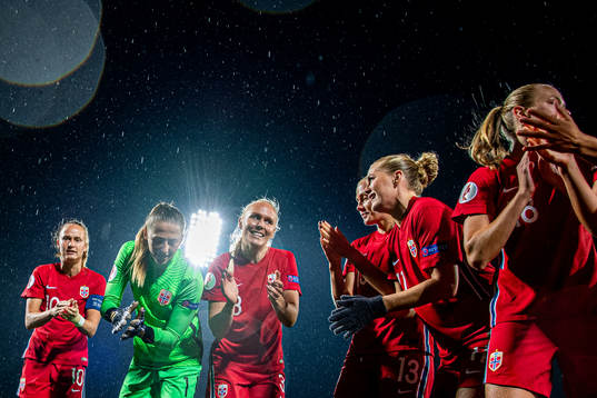 Caroline Graham Hansen, goalkeeper Cecilie Fiskerstrand,