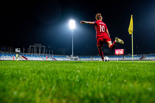 Caroline Graham Hansen of Norway takes a corner kick