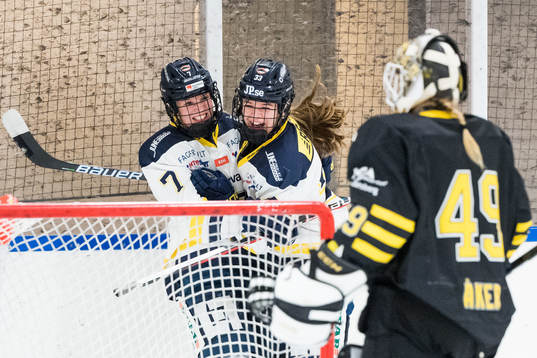 s Thea Johansson och Mira Jungåker jublar