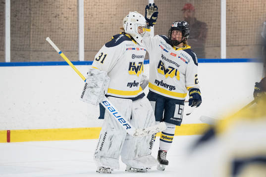 s målvakt Alba Gonzalo och Sanni Hakala jublar