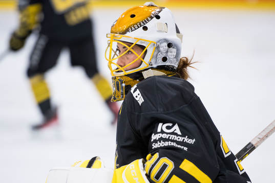 s målvakt Minatsu Murase innan ishockeymatchen i SDHL