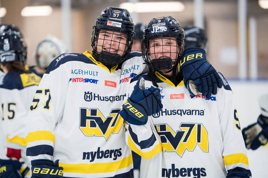 s Elin Svensson och Jenna Raunio
