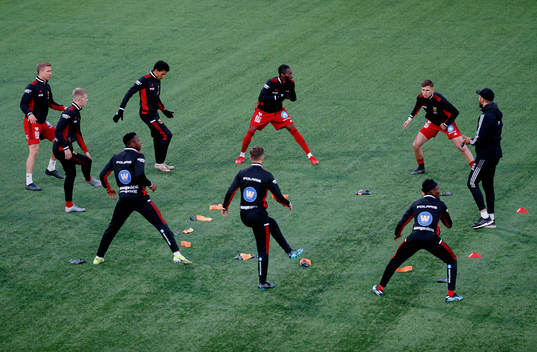 Östersunds spelarna värmer upp