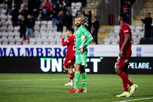 Östersunds målvakt Aly Keita deppar