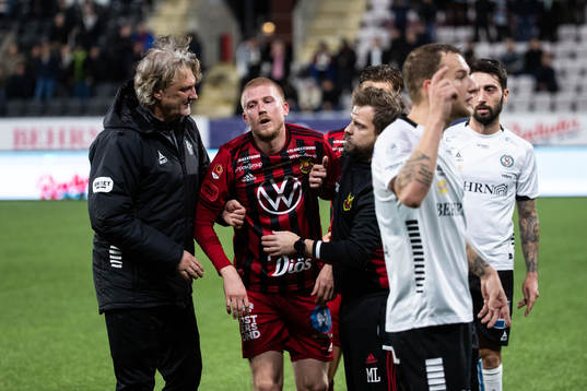 Östersunds Simon Kroon tas av planen skadad
