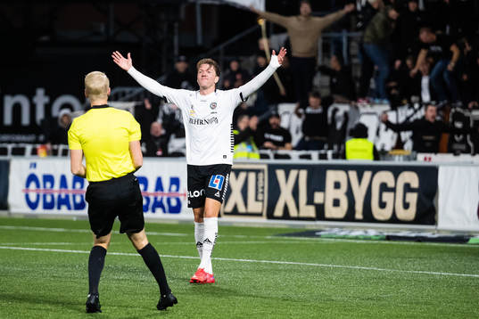 Örebros Martin Broberg jublar