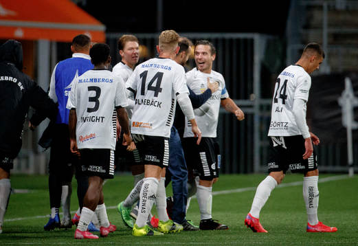 Örebros Nordin Gerzic jublar med tränare Vitor Gazimba