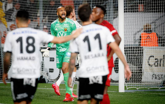 Östersunds målvakt Aly Keita deppar vid 0-2