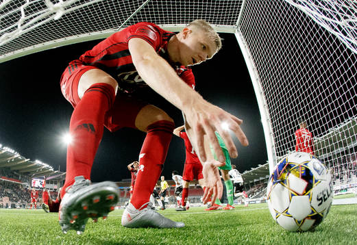 Östersunds Eirik Haugan hämtar bollen ur målet vid 1-0