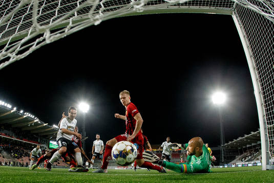 Örebros Nordin Gerzic gör 1-0 på Östersunds målvakt