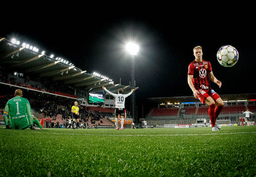 Örebros Martin Broberg gör 2-0 målvakt Aly Keita och