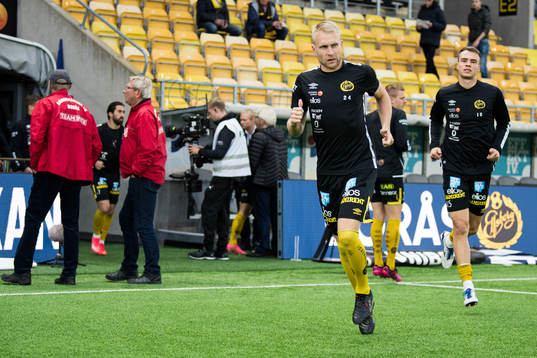 Elfsborgs Johan Larsson och Leo Väisänen kommer in till